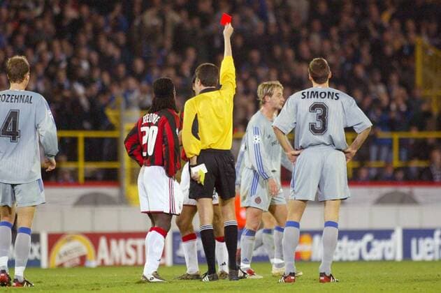 Schiedsrichter Herbert Fandel zeigt Alessandro Nesta (Milan, verdeckt) die rote Karte, Seedorf (li., Milan) und Simons (re., Brügge) unbeteiligt daneben Fußball EC 1 Herren Champions League 2003 2004, FC Brügge - AC Mailand 0:1, Vdig Gruppe Brügge