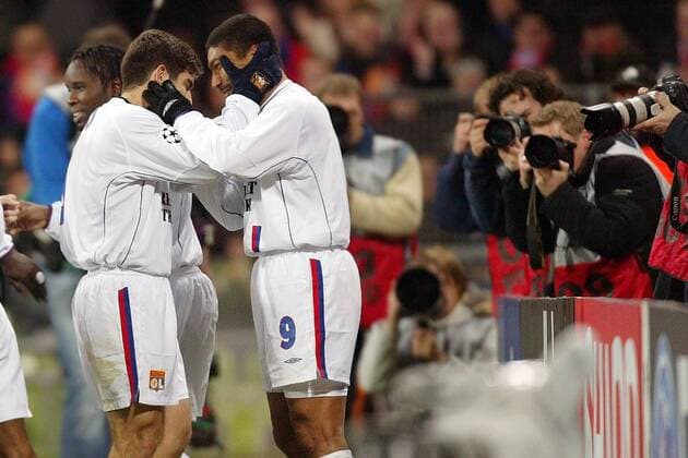 Juninho (li.) und Giovane Elber (beide Lyon) sind beim Torjubel das Objekt der Begierde von Fotografen Fußball EC 1 Herren Champions League 2003 2004, München - Olympique Lyonnais 1:2, OL, Gruppe München Freude,