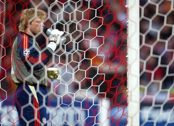 Torwart Oliver Kahn (Bayern) versteckt sich im Tor und nimmt enttäuscht einen Schluck aus seiner Trinkflasche Fußball EC 1 Herren Champions League 2003 2004, FC Bayern München, Vdig Einzelbild München Enttäuschung,