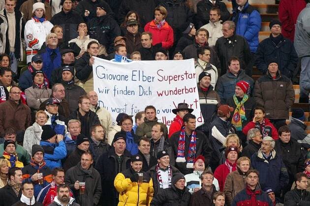 Den Bayern-Fans ist der nach Lyon gewechselte Giovane Elber immer noch im Gedächtnis und im Herzen geblieben: Giovane Elber Superstar wir finden Dich wunderbar.... Fußball EC 1 Herren Champions League 2003 2004, FC Bayern München - Olympique Lyonnais 1:2, OL, Totale München
