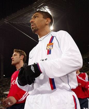 Giovane Elber (re., Lyon) und R. Kovac (Bayern) beim Einmarsch Fußball EC 1 Herren Champions League 2003 2004, FC Bayern München - Olympique Lyonnais 1:2, OL, Gruppe München