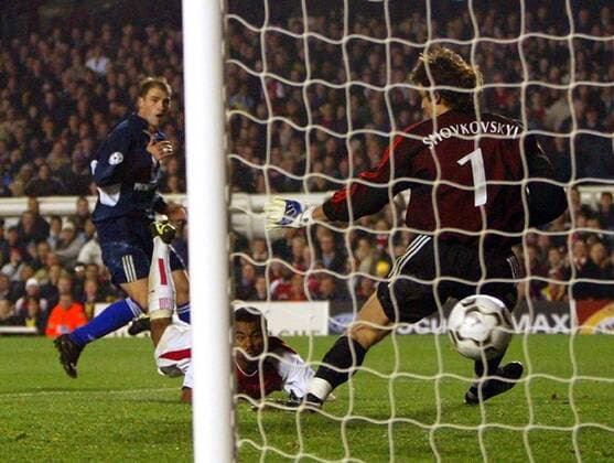 Ashley Cole (Arsenal) erzielt per Flugkopfball den Siegtreffer - Torwart Oleksandr Shovkovskiy (Dynamo Kiew) ist ohne Abwehrchance Fußball EC 1 Herren Champions League 2003 2004, FC Arsenal - Dinamo Kiev 1:0, Treffer, Gegentor, Kopfball, Kopfballtor Gruppe Alexandr, Alexander, Aleksandr, Aleksander London