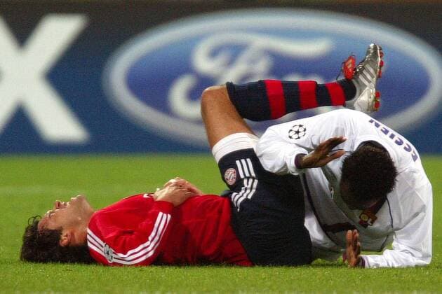 Michael Ballack (Bayern, li.) am Boden gegen Mickael Essien (Lyon) Fußball EC 1 Herren Champions League 2003 2004, FC Bayern München - Olympique Lyonnais 1:2, OL, Vdig Gruppe München