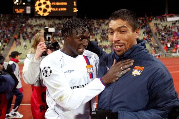 Mahamadou Diarra (li.) und Giovane Elber (beide Lyon) - Siegesjubel Fußball EC 1 Herren Champions League 2003 2004, München - Olympique Lyonnais 1:2, OL, Gruppe München Freude,