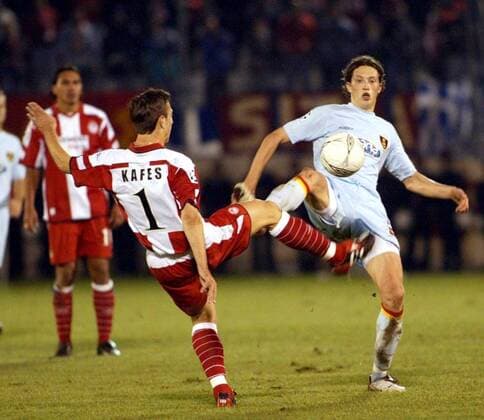 Ovidiu Petre (Galatasaray, re.) gegen Pantelis Kafes (Piräus) - einen Feldspieler mit der Rückennummer eins sieht man auch nicht alle Tage... Fußball EC 1 Herren Champions League 2003 2004, Olympiakos Piräus - Galatasaray Istanbul 3:0 Gruppe Athen