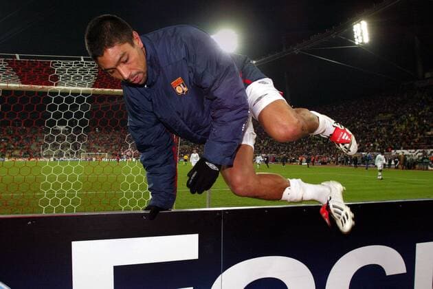 Giovane Elber (Lyon) überspringt nach dem Spiel beschwingt die Bande Fußball EC 1 Herren Champions League 2003 2004, München - Olympique Lyonnais 1:2, OL, Vdig Einzelbild München Dynamik