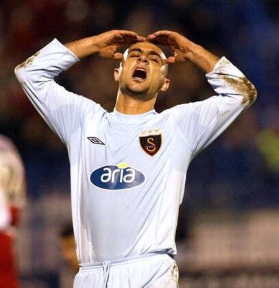 Hasan Sas (Galatasaray) fasst sich enttäuscht mit den Händen an den Kopf Fußball EC 1 Herren Champions League 2003 2004, Galatasaray Istanbul Einzelbild Athen Enttäuschung, Verzweiflung,