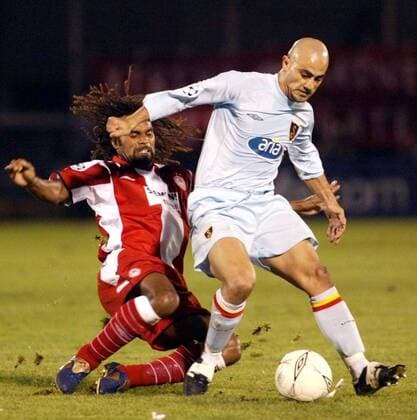 Hasan Sas (Galatasaray, re.) gegen Christian Karembeu (Piräus) Fußball EC 1 Herren Champions League 2003 2004, Olympiakos Piräus - Galatasaray Istanbul 3:0 Gruppe Athen Dynamik, Kampf,