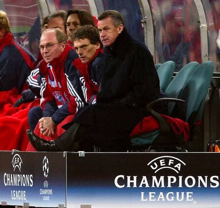 Ratlosigkeit auf der Bank des FC Bayern München - v. re.: Trainer Ottmar Hitzfeld, Co-Trainer Michael Henke und Manager Uli Hoeneß schauen besorgt in die Zukunft des Vereins in der Champions League Fußball EC 1 Herren Champions League 2003 2004, FC Bayern München, Vdig Gruppe München Enttäuschung, Skepsis