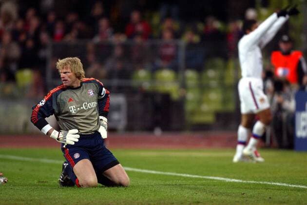 Torwart Oliver Kahn (Bayern) kniet nach dem 1:2 enttäuscht am Boden, hinten jubelt Torschütze Elber (Lyon) Fußball EC 1 Herren Champions League 2003 2004, FC Bayern München - Olympique Lyonnais 1:2, OL, Vdig Gruppe München Enttäuschung,