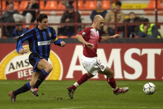 Javier Zanetti (Inter Mailand, li.) verfolgt Oleg Pashinin (Lok Moskau) Fußball EC 1 Herren Champions League 2003 2004, Internazionale Milano - Lokomotive Moskau 1:1 Gruppe o0 Lokomotiv Mailand Dynamik,