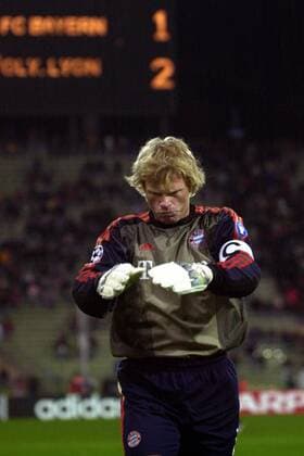 Torwart Oliver Kahn (Bayern) dreht dem Endstand von 1:2 auf der Anzeigetafel den Rücken zu Fußball EC 1 Herren Champions League 2003 2004, FC Bayern München, Einzelbild München Enttäuschung, Nachdenklichkeit,