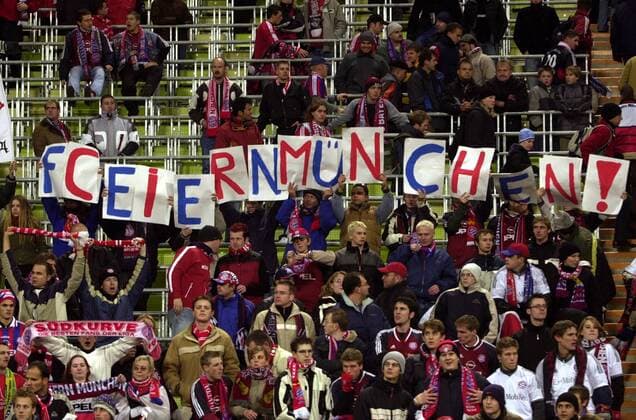 Die Bayern-Fans haben Kahns Eier-Forderung in ein Wortspielchen eingebaut: FC Eiern München ! Fußball EC 1 Herren Champions League 2003 2004, FC Bayern München, Totale München