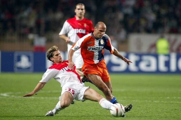 Jerome Rothen (Monaco, li.) gegen Manuel Pablo (Deportivo La Coruna) Fußball EC 1 Herren Champions League 2003 2004, AS Monaco - Deportivo La Coruna 8:3 Gruppe Monte Carlo Dynamik, Kampf,  