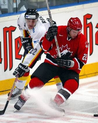 Martin Reichel (li., Deutschland) gegen Francois Bouchard (Kanada) Eishockey Länderspiel Herren Freundschaftsspiel 2003, Nationalmannschaft, Nationalteam, Nationaltrikot, Vdig Gruppe Köln
