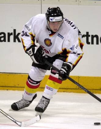 Eduard Lewandowski (Deutschland) an der Scheibe Eishockey Länderspiel Herren Freundschaftsspiel 2003, Nationalmannschaft, Nationalteam, Nationaltrikot, Länderspiel, Testspiel Einzelbild Köln
