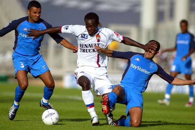 Mickael Essien (Lyon, Mitte) gegen Jean-Sebastien Jaures (li.) und Philippe Violeau (beide Auxerre) Fußball Herren Ligue Une 2003 2004, 1. Französische Liga, Olympique Lyonnais - AJ Auxerre 1:1, OL Gruppe Lyon Dynamik,  