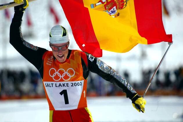 Olympiasieger Johann Mühlegg (Spanien) - Zieleinlauf mit der spanischen Nationalfahne Nordischer Skilauf OS Winter Herren Olympische Winterspiele 2002, Olympia, Olympiade, Spiele, Ski Nordisch, Skisport, Langlauf, Vdig Einzelbild Soldier Hollow Salt Lake City Glück Begeisterung, Freude,