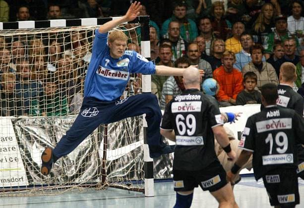 Torwart Johannes Bitter (Magdeburg) pariert den Torwurf Handball EC 1 Herren Champions League 2003 2004, SC Gladiators Magdeburg - FC Barcelona 28:26 Gruppe Magdeburg Dynamik, Abwehr,