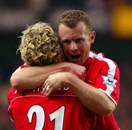 Graham Stuart (re.) und Jonatan Johansson (beide Charlton) liegen sich nach dem 1:0 in den Armen Fußball Herren English Premier League 2003 2004, 1. Englische Liga, Charlton Athletic, Vdig, Gruppe Charlton Freude,