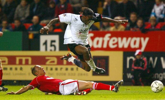 Louis Saha (Fulham, re.) wird von Chris Perry (Charlton) gefoult Fußball Herren English Premier League 2003 2004, 1. Englische Liga, Charlton Athletic - FC Fulham 3:1, London Gruppe Charlton Dynamik,