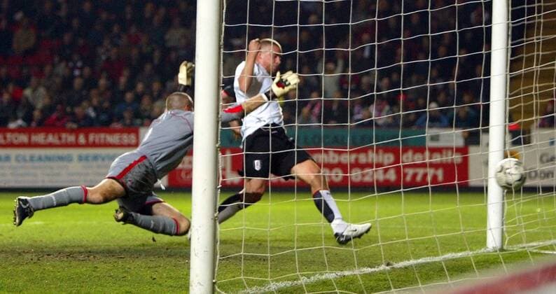 Sean Davis (Fulham, re.) läßt Torwart Dean Kiely (Charlton) keine Chance Fußball Herren English Premier League 2003 2004, 1. Englische Liga, Charlton Athletic - FC Fulham 3:1, London Gruppe Charlton