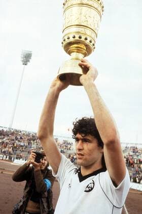 Bruno Pezzey (Frankfurt) mit dem DFB Pokal Fußball 1. BL Herren DEUTSCHSPRACHIGE SPORTZEITSCHRIFTEN UND -ZEITUNGEN NUR NACH RÜCKSPRACHE, DFB-Pokal 1980 1981 Einzelbild Stuttgart