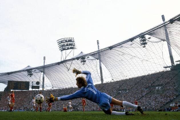 Torwart Jean-Marie Pfaff (Bayern) streckt sich nach dem Ball Fußball 1. BL Herren DEUTSCHSPRACHIGE SPORTZEITSCHRIFTEN UND -ZEITUNGEN NUR NACH RÜCKSPRACHE, Saison 1985 1986 Totale München