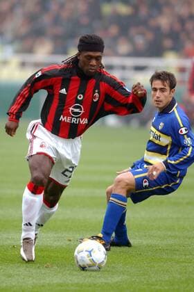 Clarence Seedorf (li., Milan) am Ball gegen Marco Marchionni (Parma) Fußball Herren Serie A 2003 2004, 1. Italienische Liga, AC Parma - AC Mailand 0:0 Gruppe Parma Dynamik,
