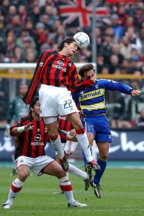 Kaka (li., Milan) gegen Emanuele Filippini (Parma) Fußball Herren Serie A 2003 2004, 1. Italienische Liga, AC Parma - AC Mailand 0:0 Gruppe Parma Dynamik,