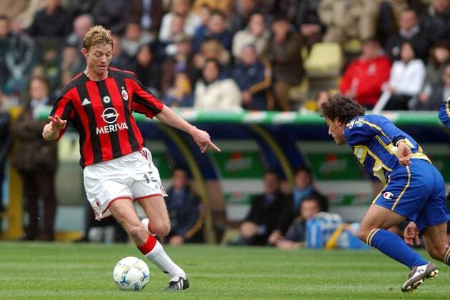 Jon Dahl Tomasson (li., Milan) gegen Emanuele Filippini (Parma) Fußball Herren Serie A 2003 2004, 1. Italienische Liga, AC Parma - AC Mailand 0:0 Gruppe Parma Dynamik,
