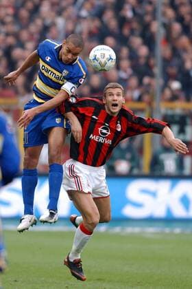 Matteo Ferrari (li., Parma) gewinnt das Kopfballduell gegen Andrej Schewtschenko (Milan) Fußball Herren Serie A 2003 2004, 1. Italienische Liga, AC Parma - AC Mailand 0:0 Gruppe Parma Dynamik, Kampf,