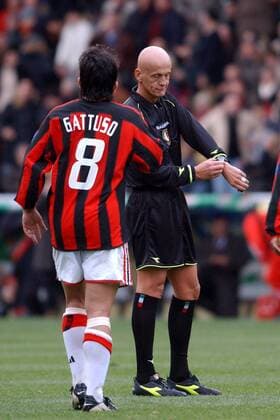 Schiedsrichter Pierluigi Collina informiert Ivan Gennaro Gattuso (Milan) über das Ende der Halbzeit Fußball Herren Serie A 2003 2004, 1. Italienische Liga, AC Parma - AC Mailand 0:0 Gruppe Parma