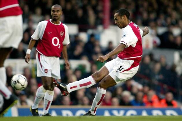 Thierry Henry (re.) zieht ab, daneben: Cole (beide Arsenal) Fußball Herren English Premier League 2003 2004, 1. Englische Liga, Arsenal London Gruppe London Dynamik,  