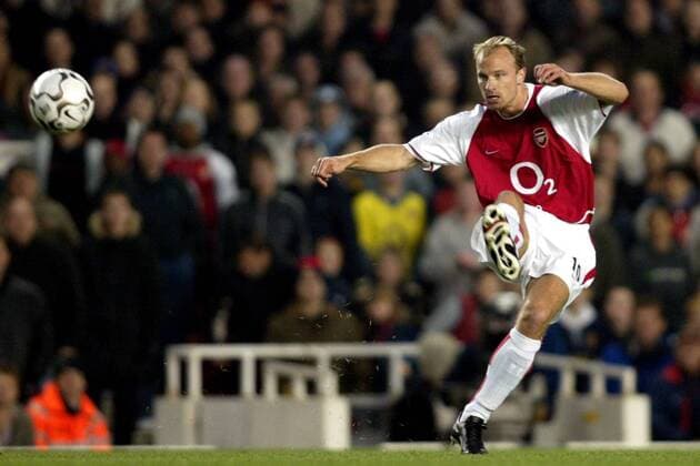Dennis Bergkamp (Arsenal) zieht ab Fußball Herren English Premier League 2003 2004, 1. Englische Liga, Arsenal London Einzelbild London Dynamik,  