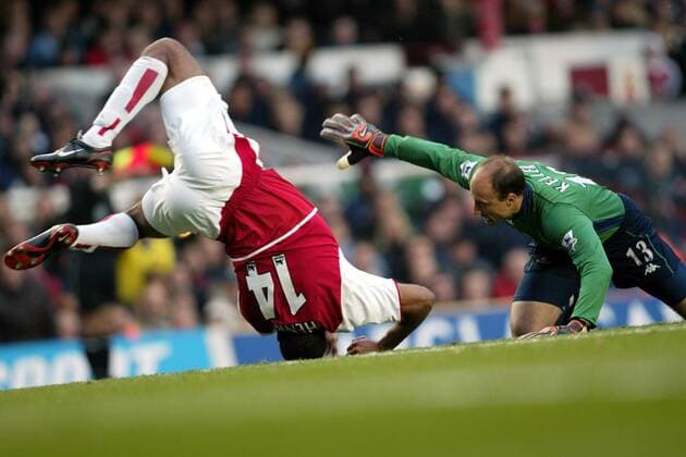 Thierry Henry (li., Arsenal) schlägt einen Purzelbaum vor Torwart Casey Keller (Tottenham) Fußball Herren English Premier League 2003 2004, 1. Englische Liga, Arsenal London - Tottenham Hotspur 2:1, Spurs Gruppe London Dynamik,  