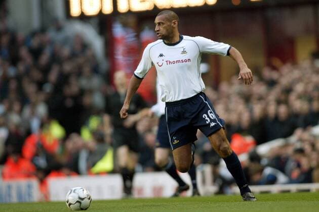 Dean Richards (Tottenham) am Ball Fußball Herren English Premier League 2003 2004, 1. Englische Liga, Tottenham Hotspur, Spurs, Hotspurs Einzelbild London Dynamik,  