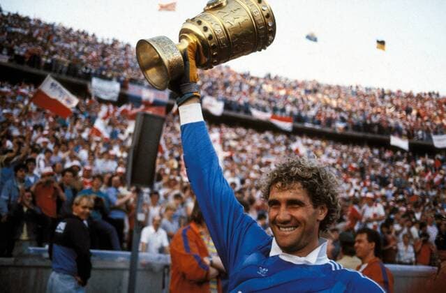 Torwart Jean-Marie Pfaff (Bayern) mit dem DFB-Pokal auf seiner Ehrenrunde Fußball 1. BL Herren DEUTSCHSPRACHIGE SPORTZEITSCHRIFTEN UND -ZEITUNGEN NUR NACH RÜCKSPRACHE, DFB-Pokal 1985 1986 Einzelbild Pokalfinale, Pokalendspiel, Finale, Endspiel Berlin Begeisterung, Freude,