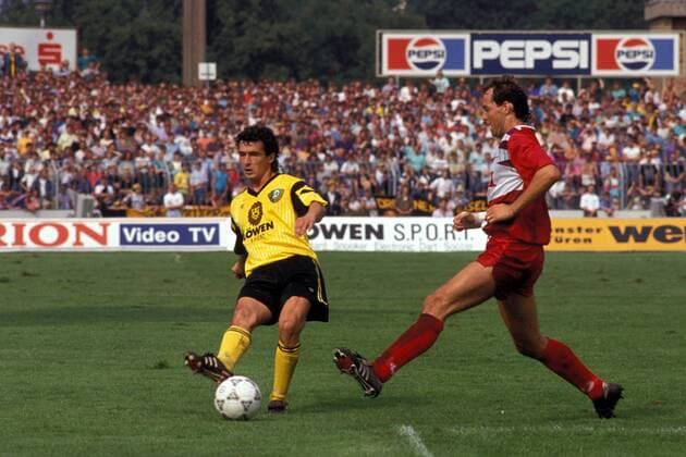 Hans-Uwe Pilz (li., Dresden) gegen Tom Dooley (Lautern) Fußball 1. BL Herren DEUTSCHSPRACHIGE SPORTZEITSCHRIFTEN UND -ZEITUNGEN NUR NACH RÜCKSPRACHE, Saison 1991 1992 Gruppe Dresden Dynamik,