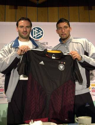 Jens Nowotny (li.) und Kevin Kuranyi (beide Deutschland) präsentieren das neue Auswärtstrikot der Nationalmannschaft Fußball Herren Pressekonferenz 2003, Nationalmannschaft, Nationalteam, Nationaltrikot, Vdig Gruppe Essen