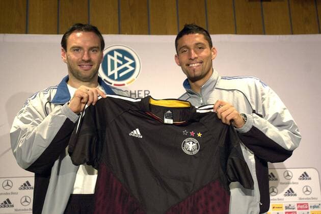 Jens Nowotny (li.) und Kevin Kuranyi (beide Deutschland) präsentieren das neue Auswärtstrikot der Nationalmannschaft Fußball Herren Pressekonferenz 2003, Nationalmannschaft, Nationalteam, Nationaltrikot, Vdig Gruppe Essen Freude,