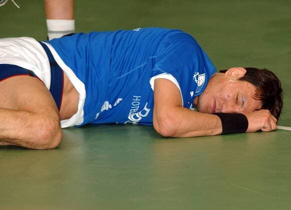 Kyung-Shin Yoon (Gummersbach) erschöpft am Boden Handball 1. BL Herren Saison 2003 2003, VfL Gummersbach, Einzelbild Gummersbach Erschöpfung,