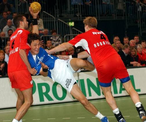 Kyung-Shin Yoon (Mitte, Gummersbach) gegen Christian Caillat (li.) und Oliver Roggisch (beide Essen) Handball 1. BL Herren Saison 2003 2003, VfL Gummersbach - TUSEM Essen 24:23, Gruppe Gummersbach Dynamik, Kampf,