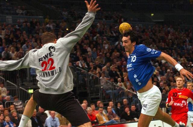 Ivan Lapcevic (re., Gummersbach) gegen Torwart Hannawald (Essen) Handball 1. BL Herren Saison 2003 2003, VfL Gummersbach - TUSEM Essen 24:23, Gruppe Gummersbach Dynamik,