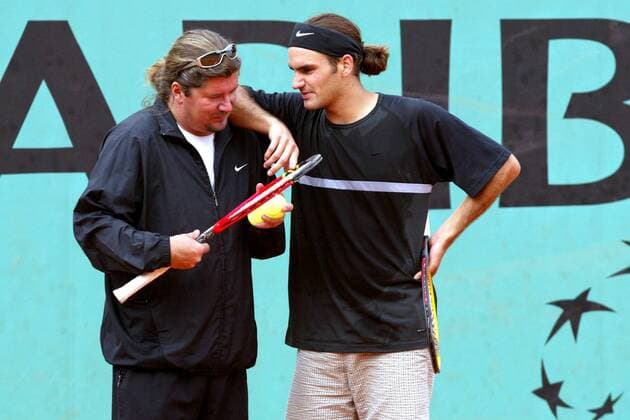 Roger Federer (re., Schweiz) im Gespräch mit seinem Trainer Peter Lundgren (Schweden) Tennis Herren French Open 2003, Grand Slam, ATP-Tour, Training, Gruppe Roland Garros Paris  
