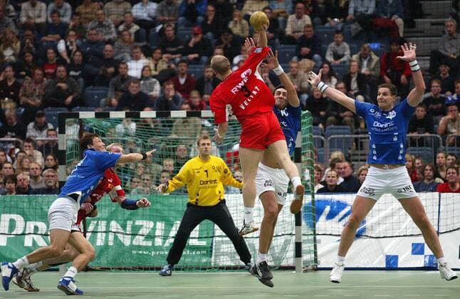 Oleg Velyky (3.v.re., Essen) - Sprungwurf gegen die Gummersbacher Deckungsreihe mit Mark Dragunski (re.) und Ivan Lapcevic (2.v.re., beide Gummersbach) Handball 1. BL Herren Saison 2003 2004, VfL Gummersbach - TUSEM Essen 24:23, Totale Gummersbach Dynamik, Höhe,