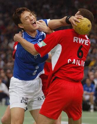 Kyung-Shin Yoon (li., Gummersbach) gegen Caillat (Essen) Handball 1. BL Herren Saison 2003 2004, VfL Gummersbach - TUSEM Essen 24:23, Gruppe Gummersbach Dynamik, Kampf,