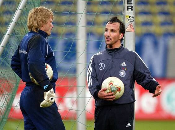 Jens Jeremies (re.) im Gespräch mit Torwart Oliver Kahn (beide Deutschland) Fußball Herren Nationalmannschaftstraining 2003, Nationalmannschaft, Nationalteam, Training Gruppe Gelsenkirchen