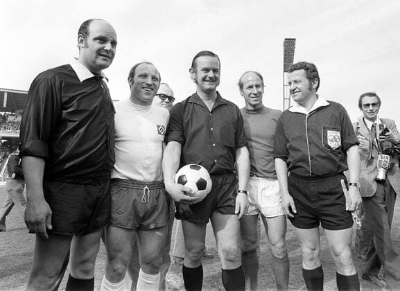 Uwe Seeler (HSV) und Bobby Charlton (England) mit dem Schiedsrichtergespann um Referee Horst Herden Fußball 1. BL Herren Uwe Seelers Abschiedsspiel 1972, Abschied, Hamburger SV Gruppe Hamburg