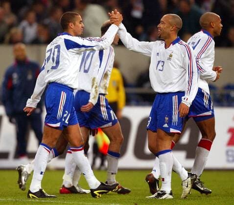 David Trezeguet (li.) und Mikael Silvestre (beide Frankreich) - Torjubel Fußball Länderspiel Herren Freundschaftsspiel 2003, Nationalmannschaft, Nationalteam, Nationaltrikot, Länderspiel Gruppe Test, Testspiel Gelsenkirchen Freude,